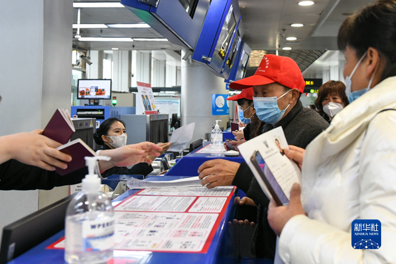 2023年2月10日，在成都双流国际机场T1航站楼，赴泰游客在办理登机手续。新华社记者 唐文豪 摄