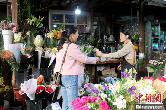 意昂平台：鲜花消费日常化 中国年轻人把春天“带回家”